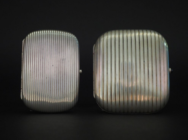 Etui à cigarettes de style Art Déco en argent, fermoir serti d'une pie