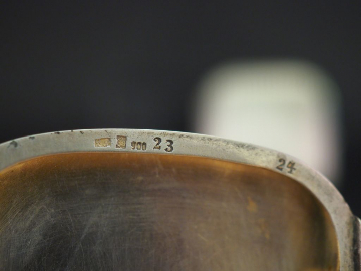 Etui à cigarettes de style Art Déco en argent, fermoir serti d'une pie