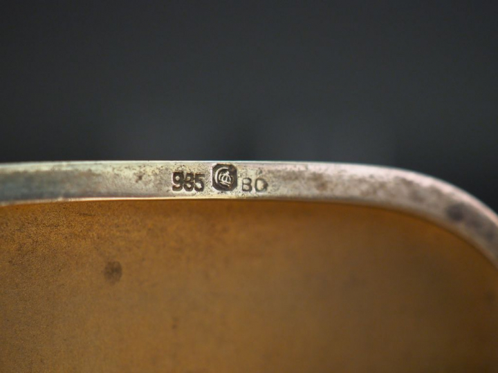 Etui à cigarettes de style Art Déco en argent, fermoir serti d'une pie