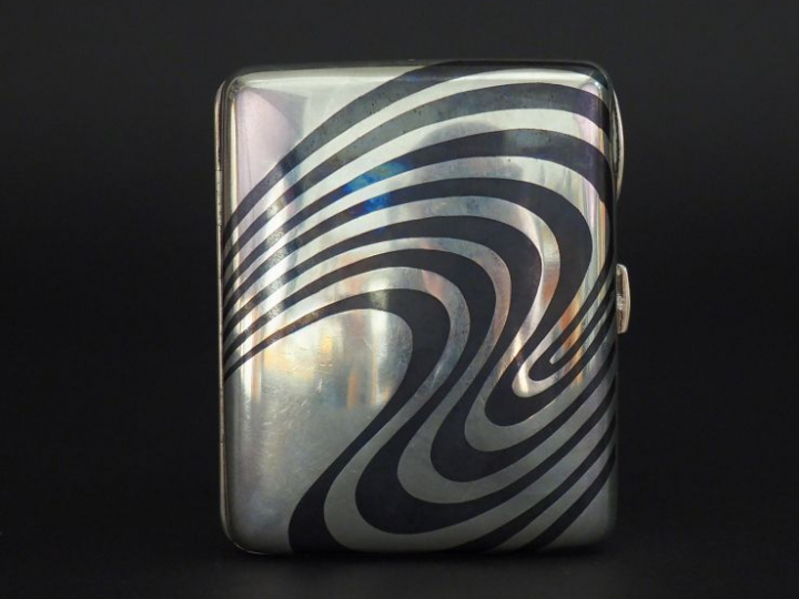Etui à cigarettes en argent à décor niellé de motifs curvilignes. Poin