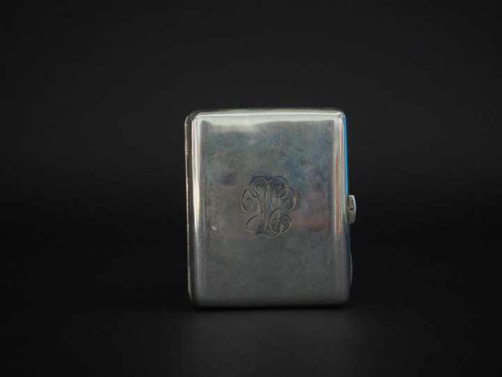 Etui à cigarettes en argent à décor niellé de motifs curvilignes. Poin