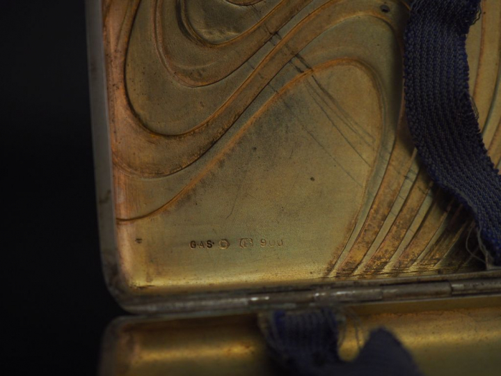 Etui à cigarettes en argent à décor niellé de motifs curvilignes. Poin