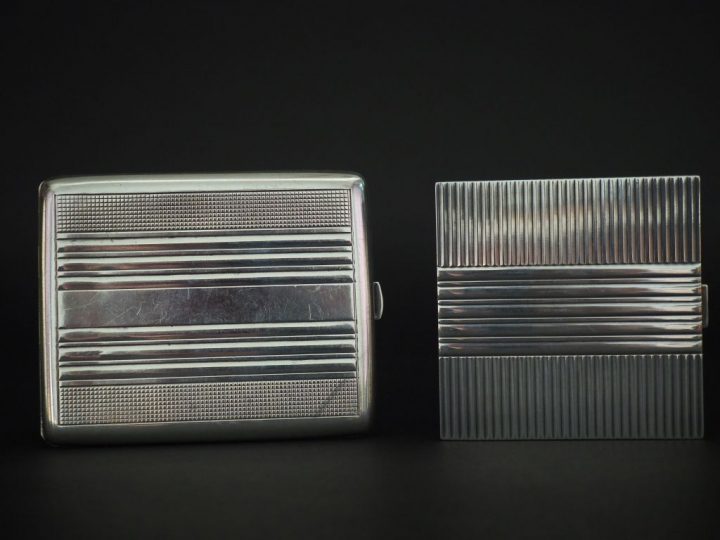 2 différents étuis à cigarettes de style Art Déco en argent à décor de