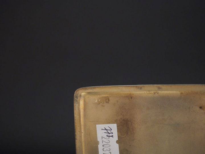 2 différents étuis à cigarettes de style Art Déco en argent à décor de