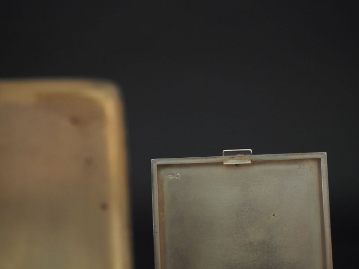 2 différents étuis à cigarettes de style Art Déco en argent à décor de