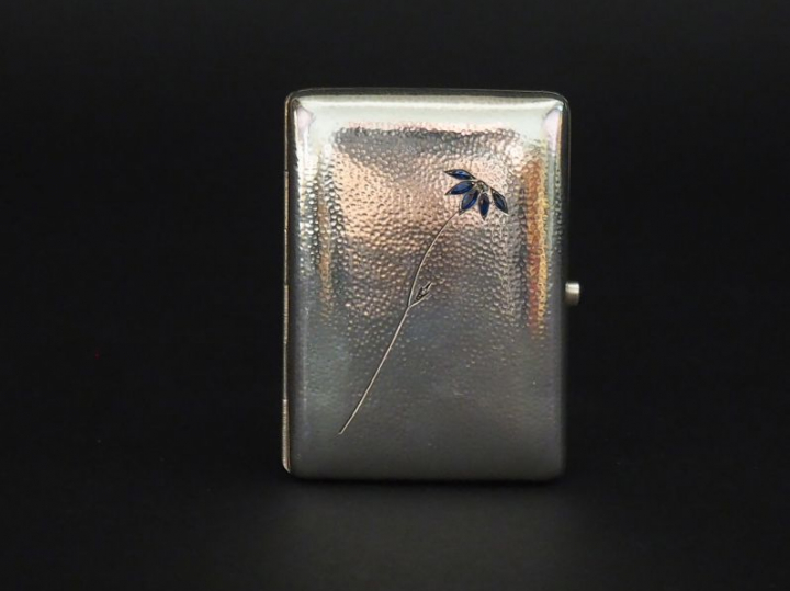 Etui à cigarettes Art Déco en argent martelé, éclats de diamants et pi