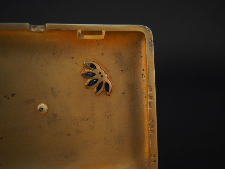 Etui à cigarettes Art Déco en argent martelé, éclats de diamants et pi