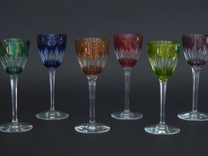 BACCARAT.  Suite de 6 verres en cristal bicolore. Signés