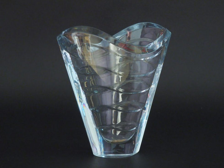 BACCARAT.  Vase en cristal. Signé H. 22 cm.