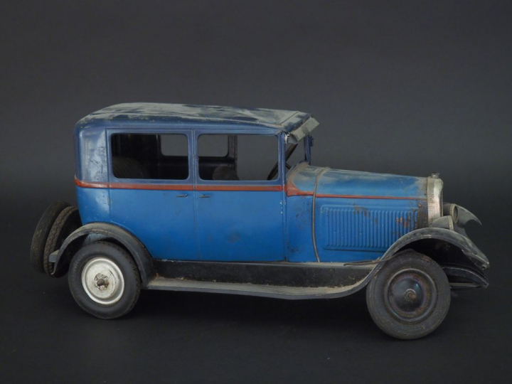 André CITROEN.  Jouet en mauvais état Berline C6, bleu canard, filet b