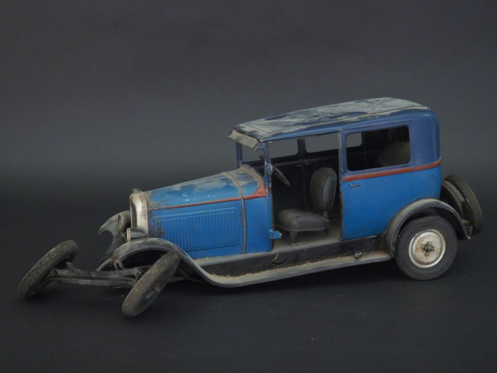 André CITROEN.  Jouet en mauvais état Berline C6, bleu canard, filet b