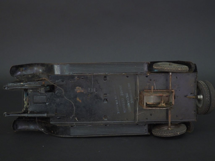 André CITROEN.  Jouet en mauvais état Berline C6, bleu canard, filet b