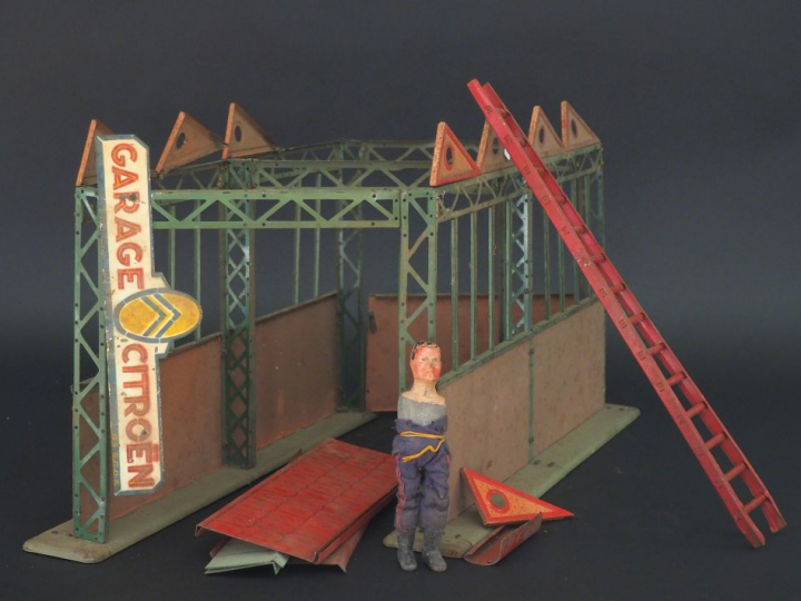 André CITROEN. Garage. Rares pièces en tôle lithographiée. Dim. 31 x 3