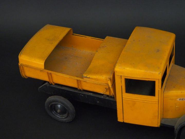CIJ.  Jouet Renault, camion benne en tôle jaune et noir. L. 40 cm (inc