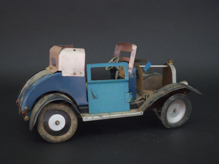 PEUGEOT 301.  Les jouets scientifiques. L. 32 cm  (pour pièces). Exper