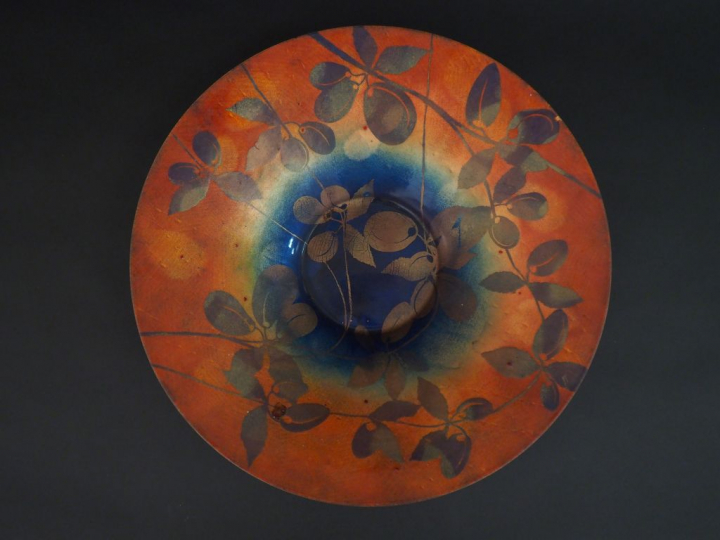 Bernard GONNET. Grand plat circulaire en métal émaillé à décor de fleu