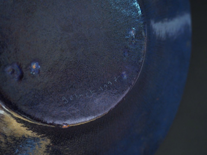 Bernard GONNET. Grand plat circulaire en métal émaillé à décor de fleu