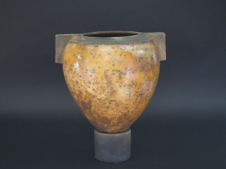 Gisèle BUTHOD-GARÇON.  Vase en grés raku émaillé et craquelé beige. Si