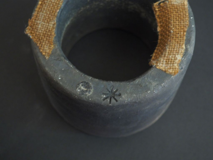 Gisèle BUTHOD-GARÇON.  Vase en grés raku émaillé et craquelé beige. Si