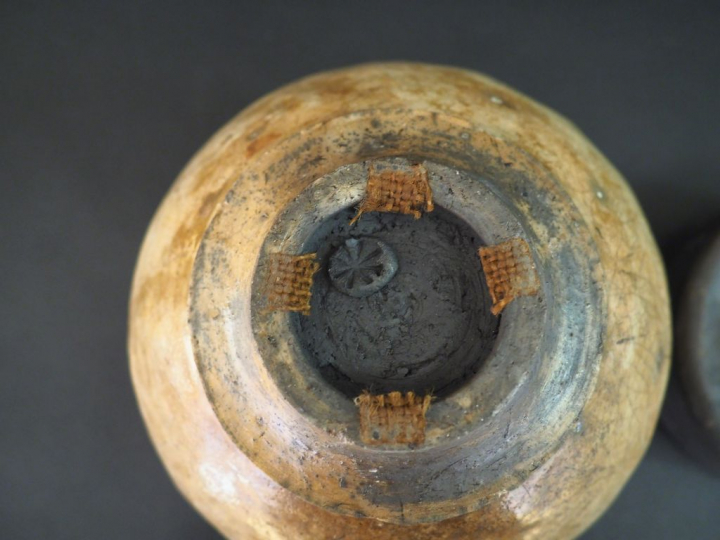 Gisèle BUTHOD-GARÇON.  Vase en grés raku émaillé et craquelé beige. Si