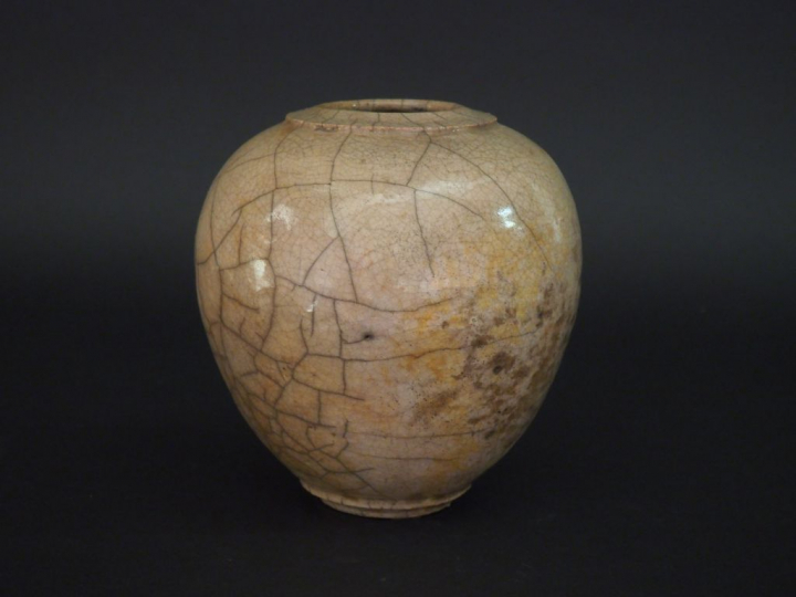 Gisèle BUTHOD-GARÇON.  Vase en grés raku émaillé et craquelé beige. Si