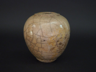 Vente aux enchères Gisèle BUTHOD-GARÇON.  Vase en grés raku émaillé et craquelé beige. Si