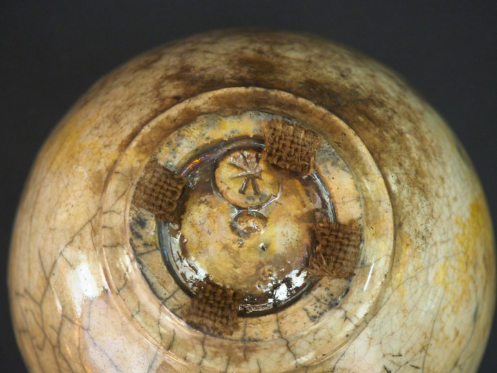 Gisèle BUTHOD-GARÇON.  Vase en grés raku émaillé et craquelé beige. Si