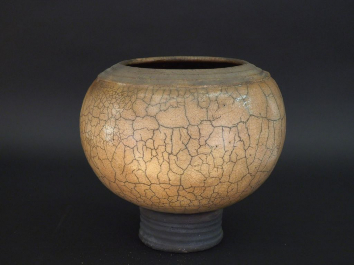 Gisèle BUTHOD-GARÇON.  Vase en grés raku émaillé et craquelé beige. Si