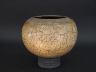 Vente aux enchères Gisèle BUTHOD-GARÇON.  Vase en grés raku émaillé et craquelé beige. Si