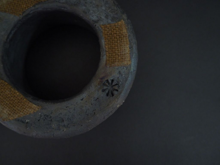 Gisèle BUTHOD-GARÇON.  Vase en grés raku émaillé et craquelé beige. Si