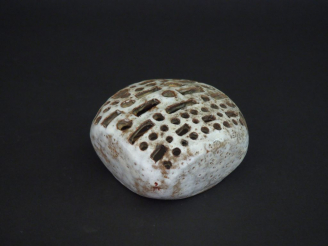 Vente aux enchères Alexandre KOSTANDA à VALLAURIS. Pot pourri en ceramique ajourée. Signé