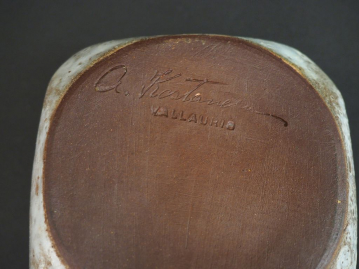 Alexandre KOSTANDA à VALLAURIS. Pot pourri en ceramique ajourée. Signé