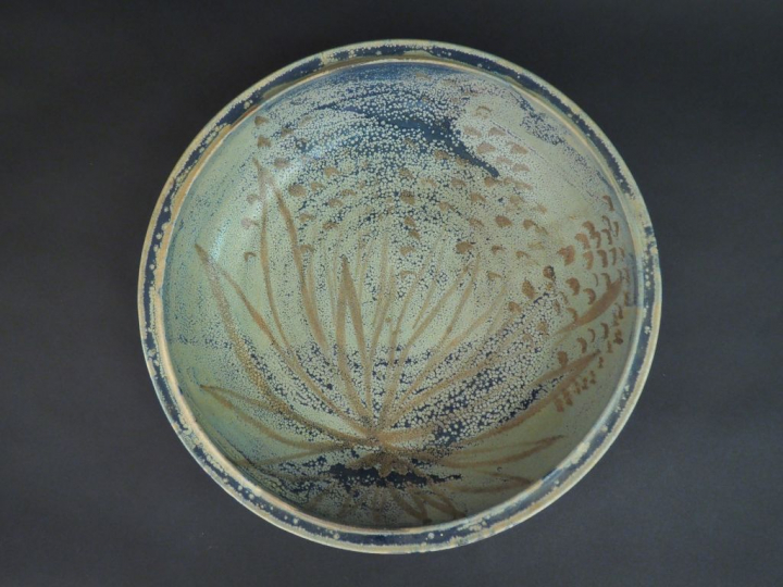 Grand plat en céramique polychrome de Saint Zacharie. Signé HF au reve