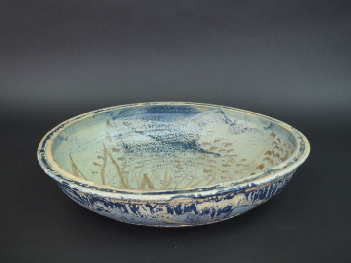 Grand plat en céramique polychrome de Saint Zacharie. Signé HF au reve