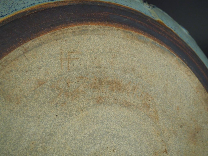 Grand plat en céramique polychrome de Saint Zacharie. Signé HF au reve