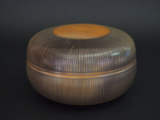 Vente aux enchères Mathieu CASSEAU.  Boite couverte en céramique brune. Signée sous la ba