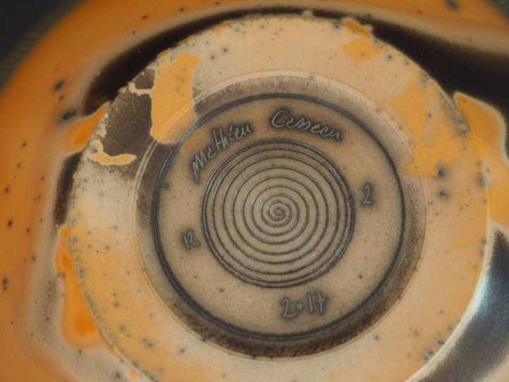 Mathieu CASSEAU.  Boite couverte en céramique brune. Signée sous la ba