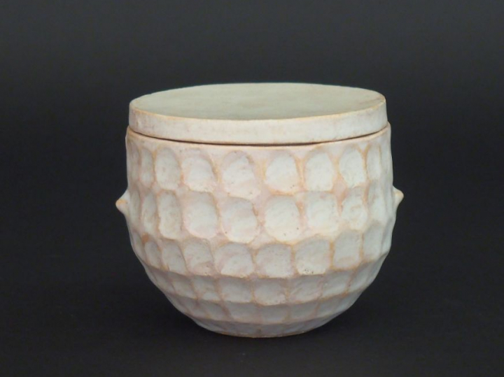 Pot couvert en céramique blanche.  H. 9 cm - Diam. 10 cm