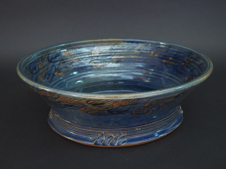 Grand plat creux et circulaire en céramique contemporaine. Dim. 40,5 c