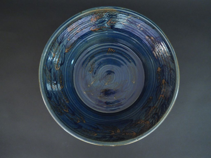 Grand plat creux et circulaire en céramique contemporaine. Dim. 40,5 c