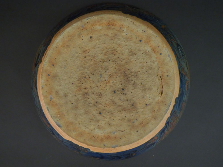 Grand plat creux et circulaire en céramique contemporaine. Dim. 40,5 c
