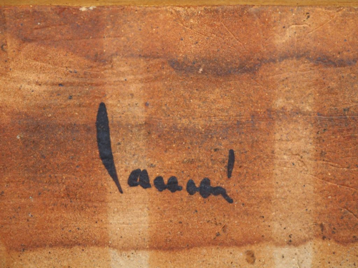 Vase contemporain en terre cuite à décor d'un village en relief. Signé