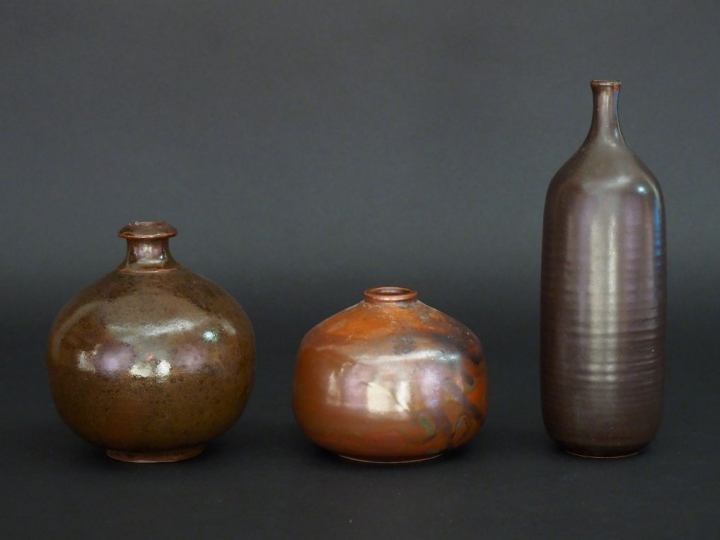 3 différentes céramiques contemporaines en terre vernissée. H. 11 cm, 