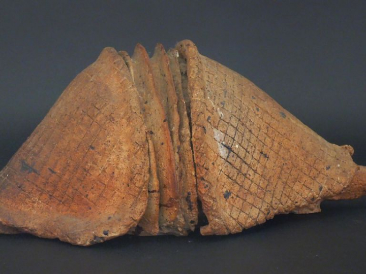 Grande sculpture en terre cuite, "Poisson". Dim. 21 x 52 cm