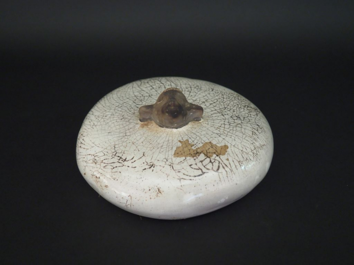 Sujet XXème en porcelaine craquelée polychrome, "mouton". Dim. 11 x 22