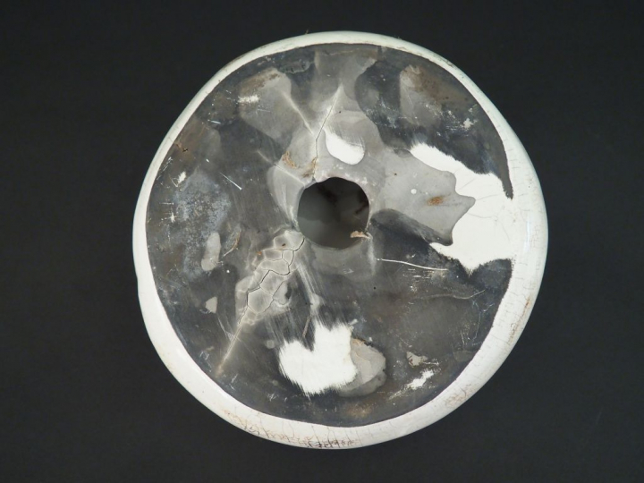 Sujet XXème en porcelaine craquelée polychrome, "mouton". Dim. 11 x 22