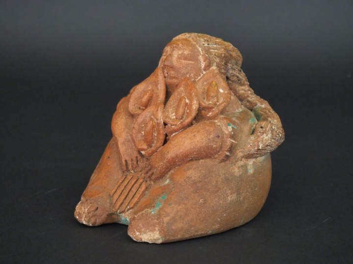 Sculpture en terre cuite de style pré colombien, "jeune fille à la nat