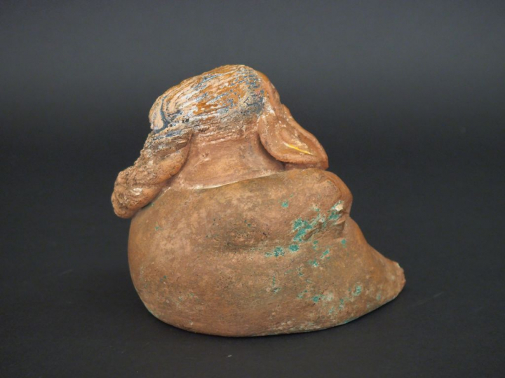 Sculpture en terre cuite de style pré colombien, "jeune fille à la nat