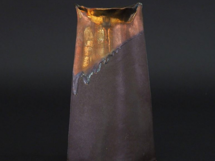 Vase en céramique contemporaine bicolore. H. 21 cm