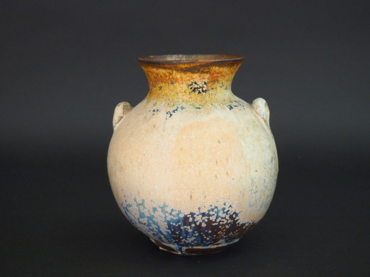 Vase en céramique contemporaine polychrome à l'imitation des poteries 